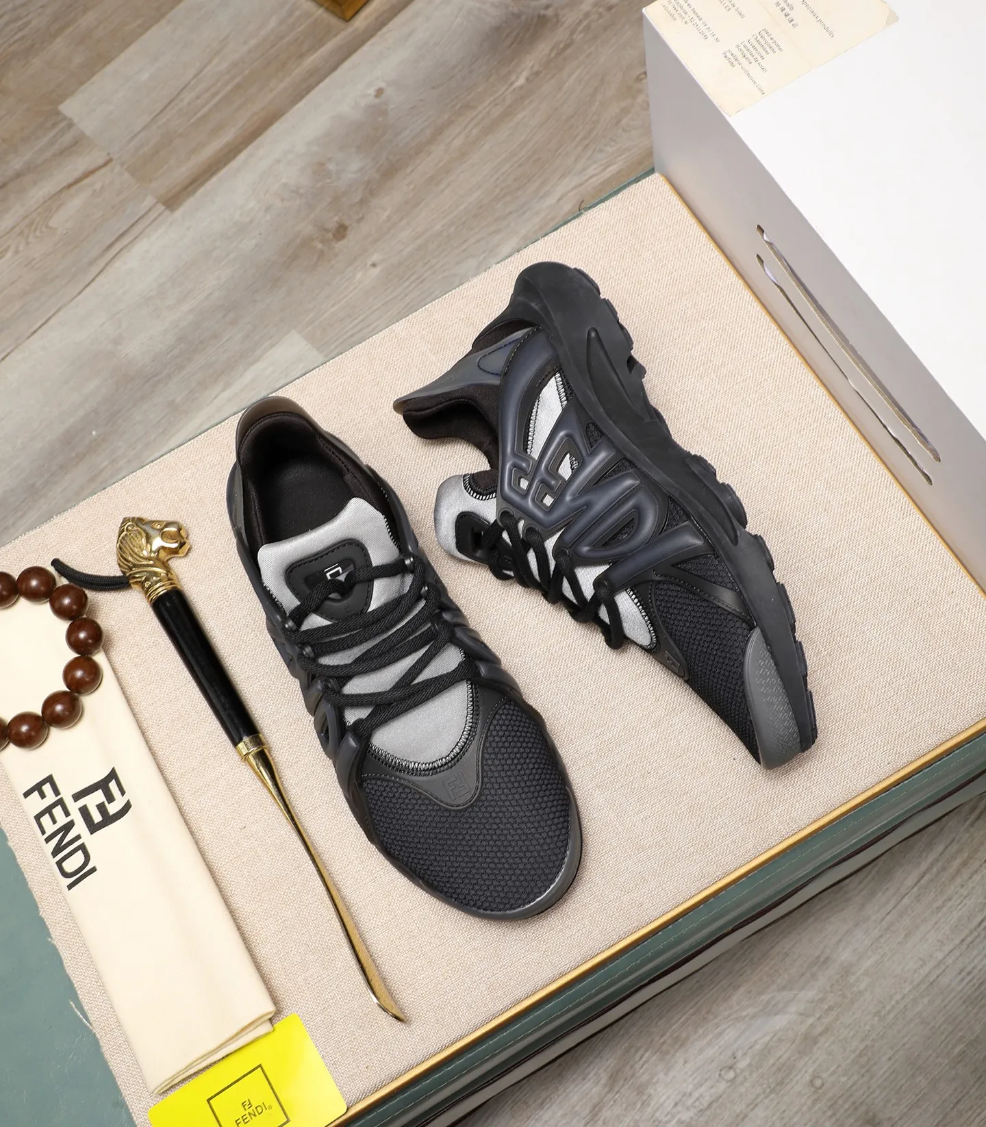 Men's Men's Shoes 💰800 Fendi Fendi's latest Tag series of men's casual mesh sports running shoes, originally purchased and developed, this Tag sneaker is a one-leg sneaker, made of black high-tech mesh material with gray neoprene details. Oversized FENDI lettering on the side and translucent rubber details. Light and flexible rubber running shoe soles, beautifully packaged at the delivery counter, customized breathable lining, original molded foam rubber outsole, sole thickness: 3.5CM! Size: 40-44 (customized at 39.45.46)